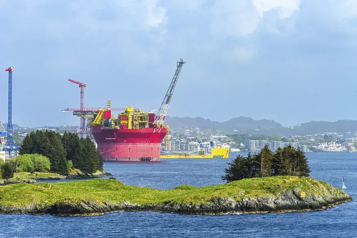 Gerahmter Druck : Pinguine FPSO Ölplattform im Dock Gerahmter Druck : Pinguine FPSO Ölplattform im Dock