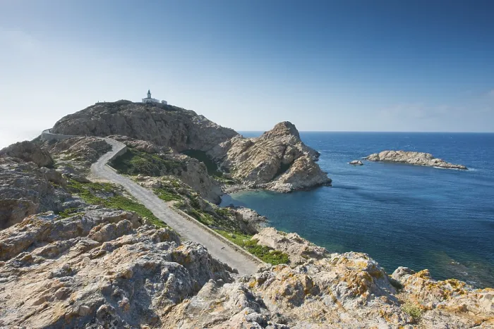Gerahmter Druck : Halbinsel mit Leuchtturm, Ile-Rousse