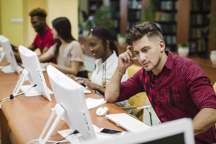 Gerahmter Druck : Nachdenklicher Mann im Klassenzimmer mit Computern.