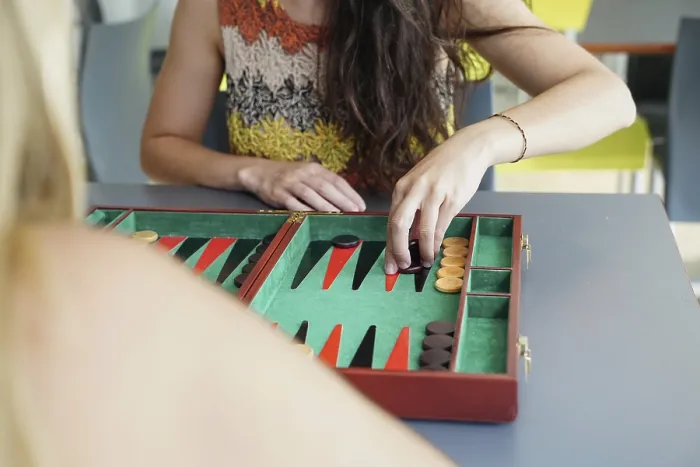 Gerahmter Druck : Zwei Menschen spielten ein angespanntes Backgammon. Gerahmter Druck : Zwei Menschen spielten ein angespanntes Backgammon.