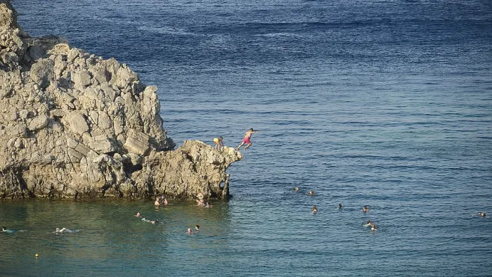 Gerahmter Druck : Menschen springen von Klippen in das Meer. Gerahmter Druck : Menschen springen von Klippen in das Meer.