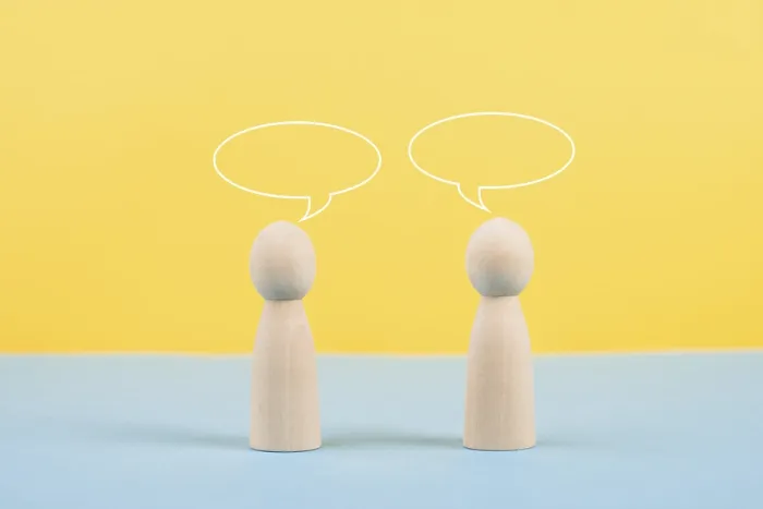 Gerahmter Druck : Zwei Menschen sprechen miteinander, leere Gesprächskugeln. Gerahmter Druck : Zwei Menschen sprechen miteinander, leere Gesprächskugeln.