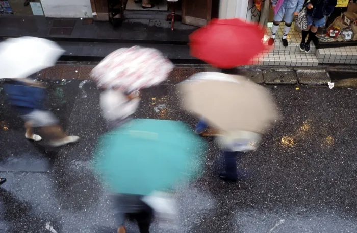 Gerahmter Druck : Menschen mit Regenschirmen. Gerahmter Druck : Menschen mit Regenschirmen.