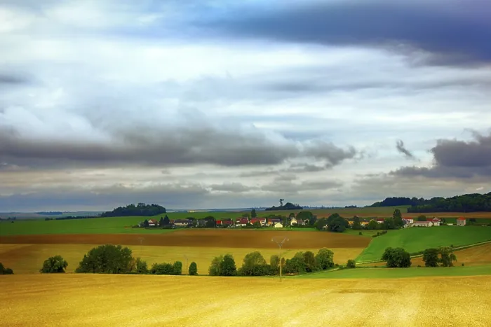 Gerahmter Druck : Idyllische Landschaft. Felder Hügel Gerahmter Druck : Idyllische Landschaft. Felder Hügel