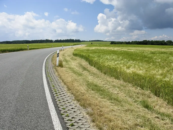 Gerahmter Druck : Perfekte Straße in Landschaft mit Feldern. Gerahmter Druck : Perfekte Straße in Landschaft mit Feldern.