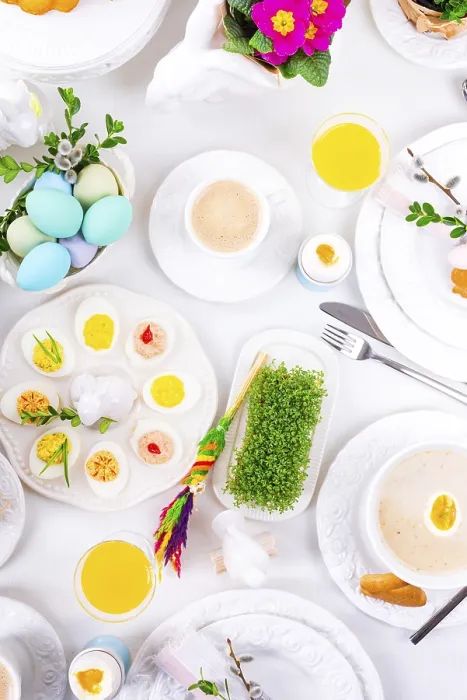 Gerahmter Druck : Das perfekte Tisch mit farbenfrohen Osterdekorationen. Gerahmter Druck : Das perfekte Tisch mit farbenfrohen Osterdekorationen.