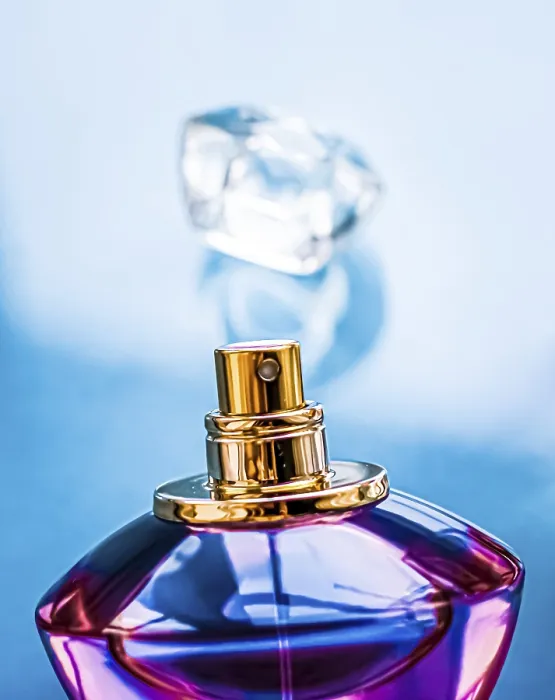 Gerahmter Druck : Parfümbottle auf glänzendem Hintergrund. Gerahmter Druck : Parfümbottle auf glänzendem Hintergrund.