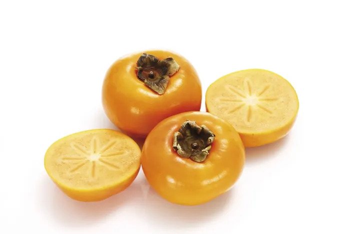 Gerahmter Druck : Persimmon-Frucht, ganze und Hälften. Gerahmter Druck : Persimmon-Frucht, ganze und Hälften.