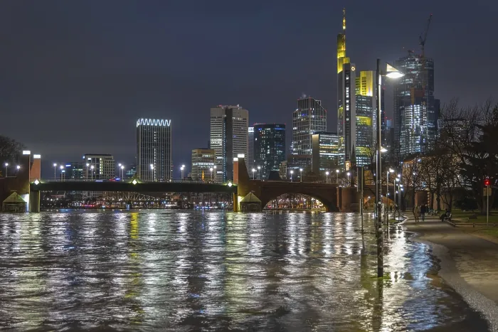 Gerahmter Druck : Nach anhaltendem Regenfall. Gerahmter Druck : Nach anhaltendem Regenfall.