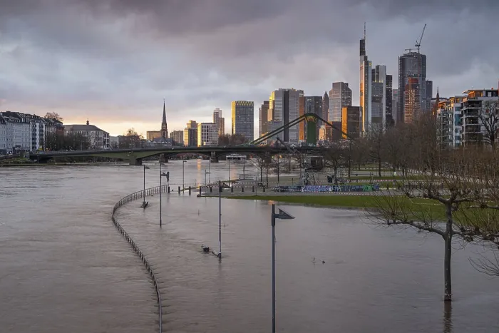 Gerahmter Druck : Nach anhaltendem Regenfall. Gerahmter Druck : Nach anhaltendem Regenfall.