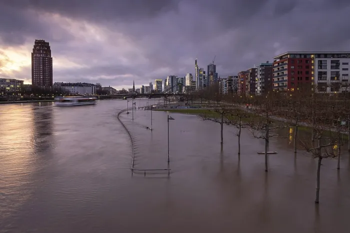 Gerahmter Druck : Nach anhaltendem Regenfall. Gerahmter Druck : Nach anhaltendem Regenfall.