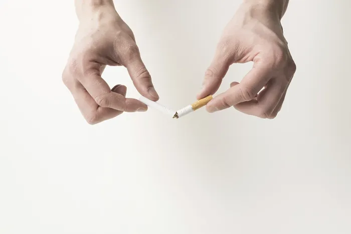 Gerahmter Druck : Personen Hand brechender Zigarette weißer Hintergrund. Gerahmter Druck : Personen Hand brechender Zigarette weißer Hintergrund.