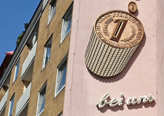 Gerahmter Druck : Ein Pfennig, alte Werbung an einer Wand. Gerahmter Druck : Ein Pfennig, alte Werbung an einer Wand.