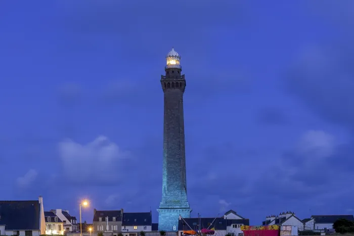 Gerahmter Druck : Leuchtturm von Eckmühl mit Leuchtfeuer am Abend.