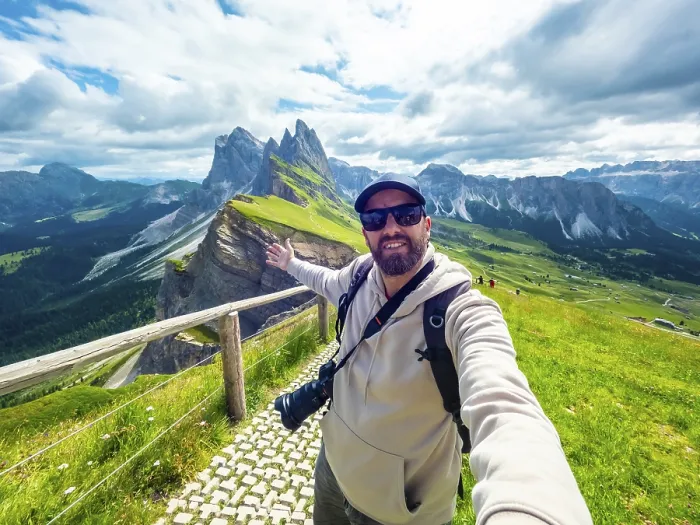 Gerahmter Druck : Fotograf mit Rucksack Gerahmter Druck : Fotograf mit Rucksack