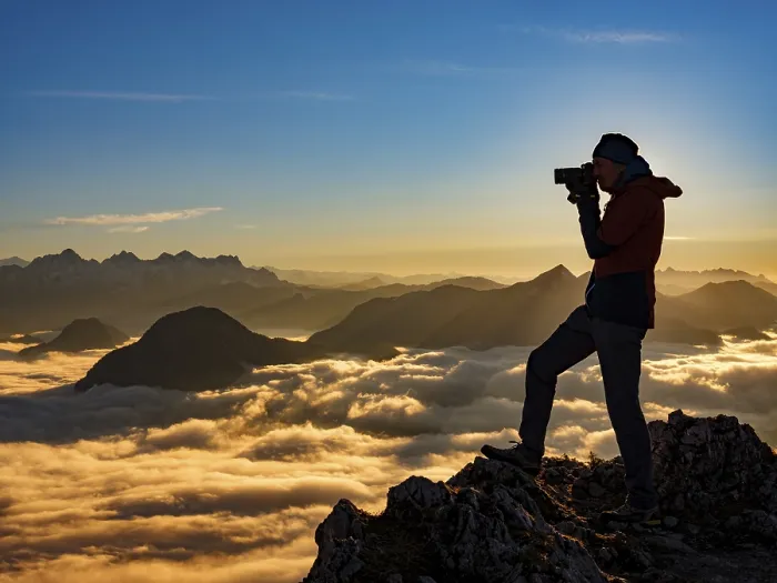 Gerahmter Druck : Fotograf in Abendlicht auf dem Gipfel. Gerahmter Druck : Fotograf in Abendlicht auf dem Gipfel.