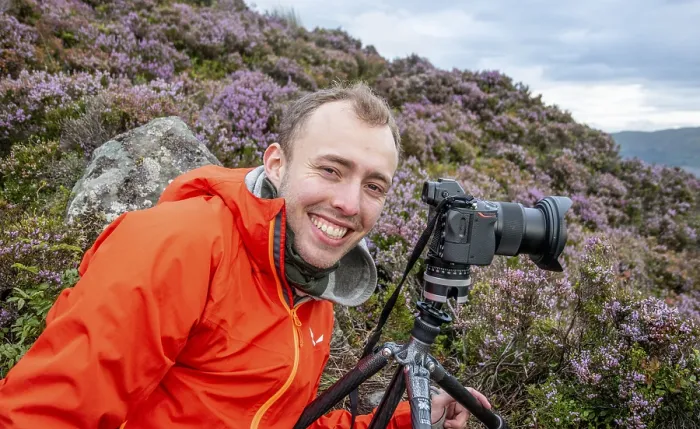 Gerahmter Druck : Fotograf lächelt vor die Kamera. Gerahmter Druck : Fotograf lächelt vor die Kamera.
