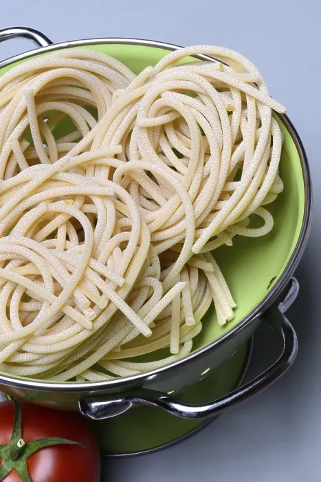 Gerahmter Druck : Pici-Pasta im Küchen Sieb. Gerahmter Druck : Pici-Pasta im Küchen Sieb.