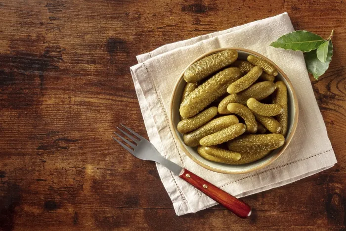Gerahmter Druck : Gewürzte Gurken mit Lorbeerblatt. Gerahmter Druck : Gewürzte Gurken mit Lorbeerblatt.