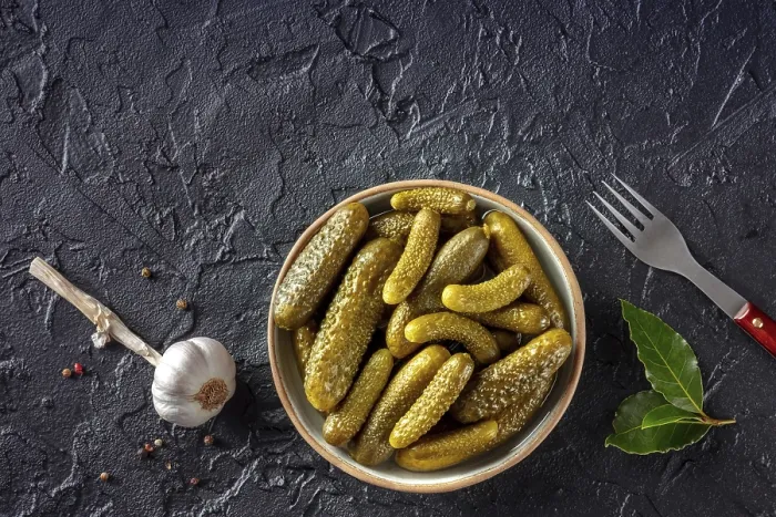 Gerahmter Druck : Gewürzte Gurken mit Knoblauch und Lorbeerblatt. Gerahmter Druck : Gewürzte Gurken mit Knoblauch und Lorbeerblatt.