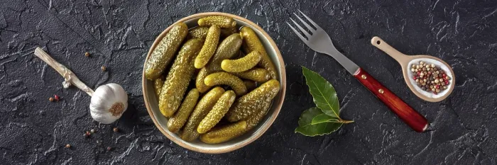 Gerahmter Druck : Gewürzte Gurken mit Salz, Pfeffer. Gerahmter Druck : Gewürzte Gurken mit Salz, Pfeffer.