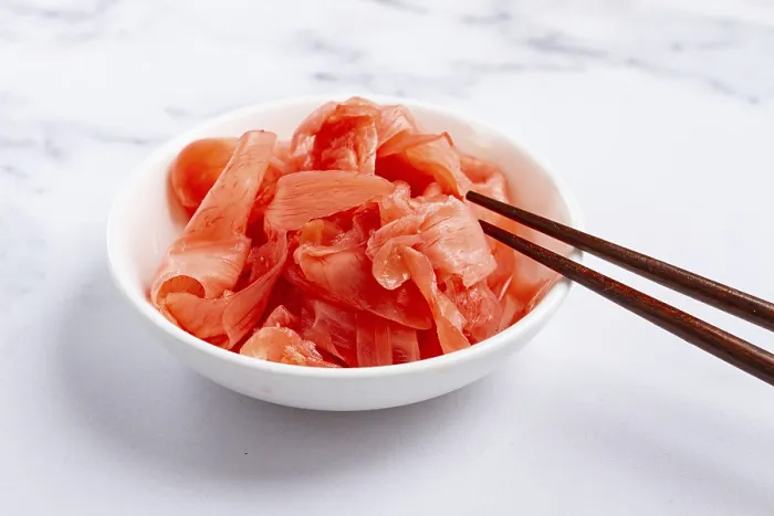 Gerahmter Druck : Gewürzgurke mit Reisstäbchen. Gerahmter Druck : Gewürzgurke mit Reisstäbchen.