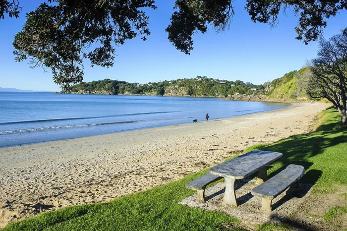 Gerahmter Druck : Picknick-Tisch auf Oneroa-Strand. Gerahmter Druck : Picknick-Tisch auf Oneroa-Strand.