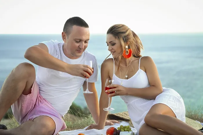 Gerahmter Druck : Picknick am Strand für zwei. Romantischer Abendessen. Gerahmter Druck : Picknick am Strand für zwei. Romantischer Abendessen.