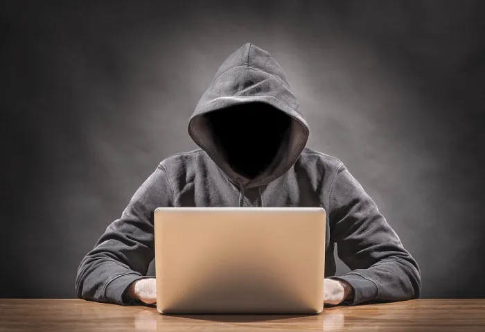 Gerahmter Druck : Bild eines Hackers am Computer. Gerahmter Druck : Bild eines Hackers am Computer.