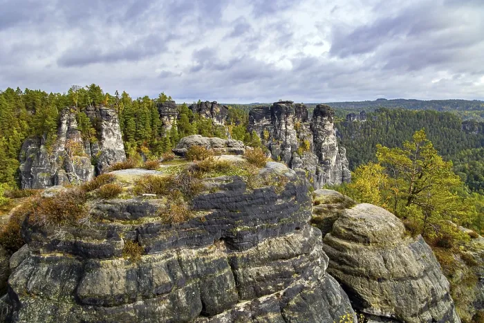 Gerahmter Druck : Die malerischen sandigen Felsen von Bastei. Gerahmter Druck : Die malerischen sandigen Felsen von Bastei.