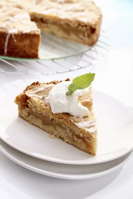 Gerahmter Druck : Stück Apfelkuchen mit Sahne Gerahmter Druck : Stück Apfelkuchen mit Sahne
