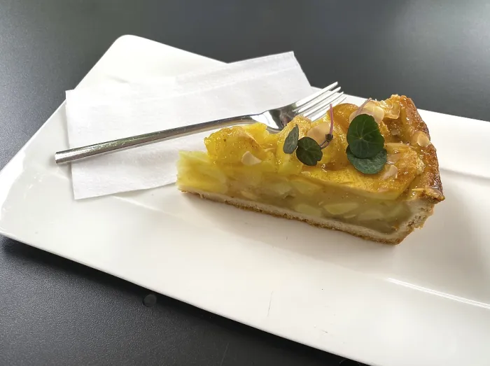 Gerahmter Druck : Stück Apfelkuchen, Kuchengabel, Teller Gerahmter Druck : Stück Apfelkuchen, Kuchengabel, Teller