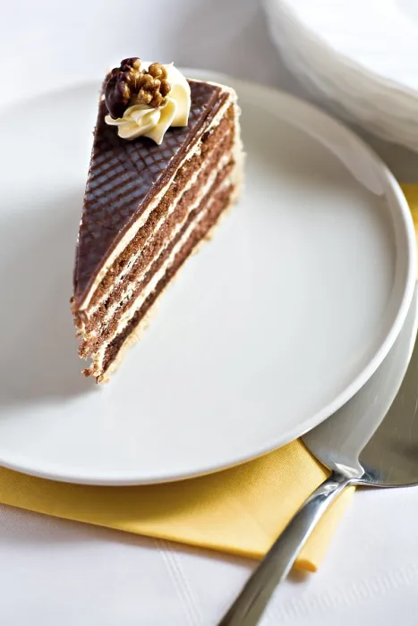 Gerahmter Druck : Ein Stück Schokoladen-Walnuss-Torte. Gerahmter Druck : Ein Stück Schokoladen-Walnuss-Torte.