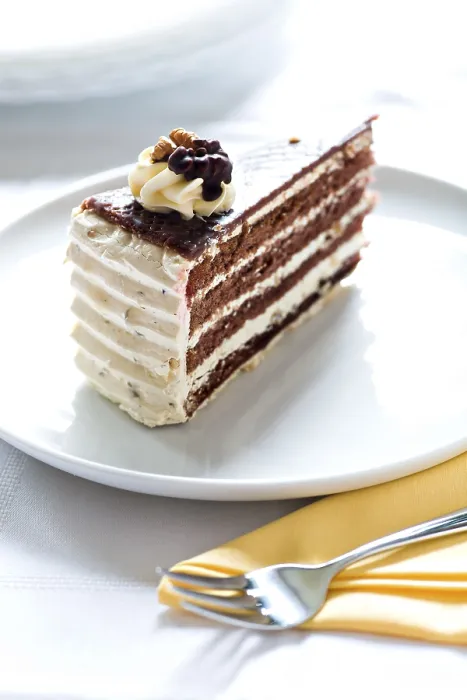 Gerahmter Druck : Ein Stück Schokoladen-Nusskuchen. Gerahmter Druck : Ein Stück Schokoladen-Nusskuchen.