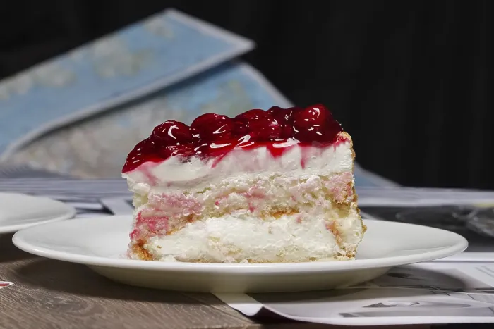 Gerahmter Druck : Stück frischer Kirschtorte. Gerahmter Druck : Stück frischer Kirschtorte.