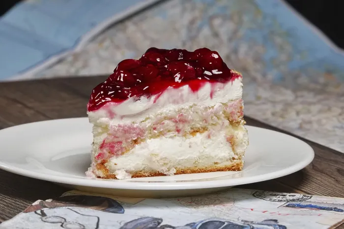Gerahmter Druck : Stück frischer Kirschtorte Gerahmter Druck : Stück frischer Kirschtorte