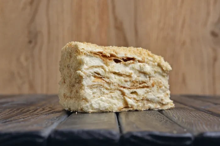 Gerahmter Druck : Stück Napoleonkuchen auf einem Tisch. Gerahmter Druck : Stück Napoleonkuchen auf einem Tisch.
