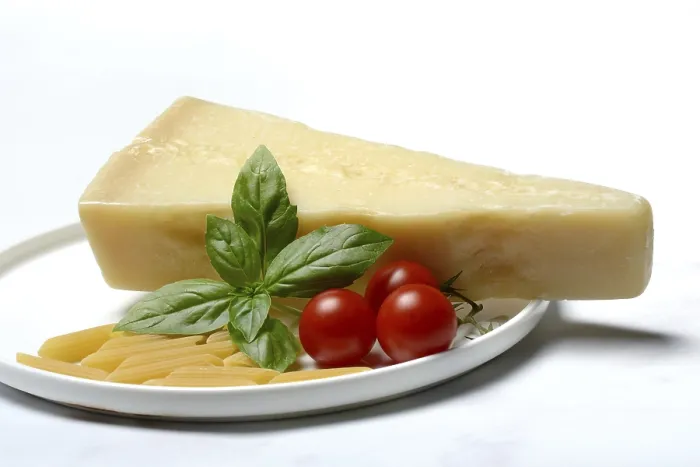 Gerahmter Druck : Ein Stück Parmesan-Käse mit Basilikum. Gerahmter Druck : Ein Stück Parmesan-Käse mit Basilikum.