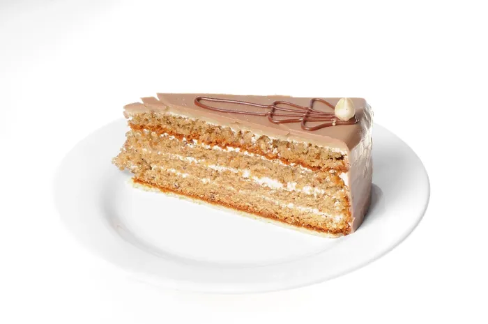 Gerahmter Druck : Stück Walnusskuchen auf einem Teller. Gerahmter Druck : Stück Walnusskuchen auf einem Teller.