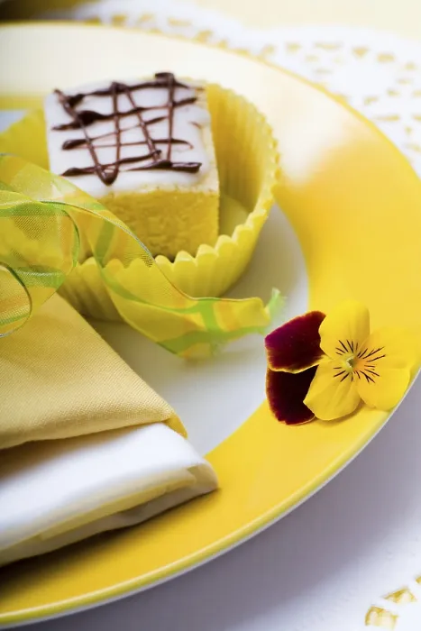 Gerahmter Druck : Stücke Kuchen auf einem Teller. Gerahmter Druck : Stücke Kuchen auf einem Teller.