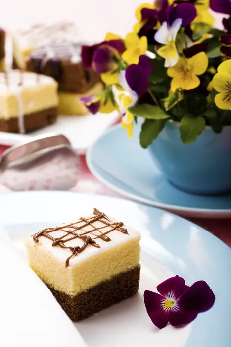 Gerahmter Druck : Stücke Kuchen auf einem Teller. Gerahmter Druck : Stücke Kuchen auf einem Teller.