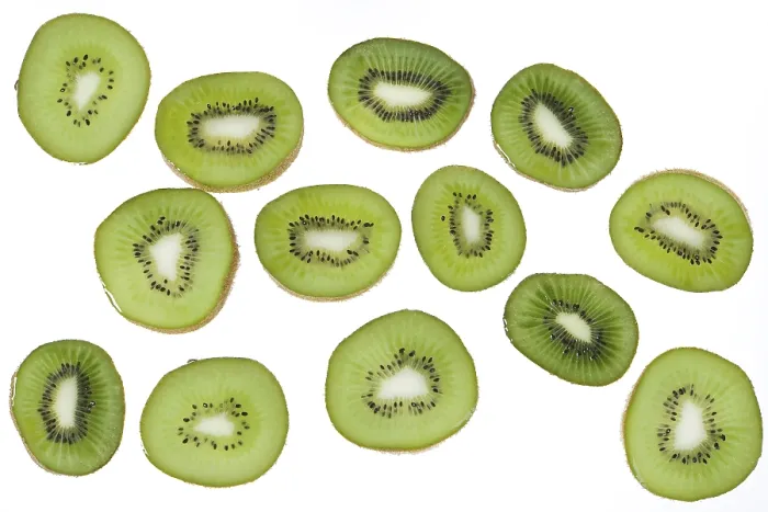 Gerahmter Druck : Stücke Kiwi auf weißem Hintergrund. Gerahmter Druck : Stücke Kiwi auf weißem Hintergrund.
