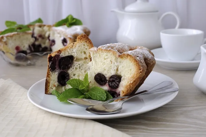 Gerahmter Druck : Stücke weichen Puddingkuchen mit Kirschen. Gerahmter Druck : Stücke weichen Puddingkuchen mit Kirschen.