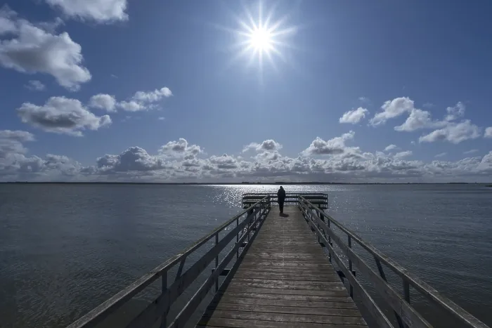 Gerahmter Druck : Pier am Bodden im Blendlicht. Gerahmter Druck : Pier am Bodden im Blendlicht.