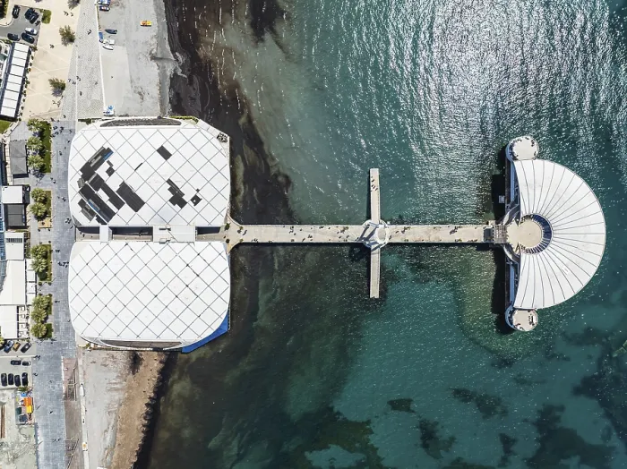 Gerahmter Druck : Top Down über Pier in Durrës von einem Drohnen. Gerahmter Druck : Top Down über Pier in Durrës von einem Drohnen.