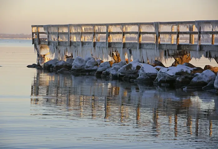 Gerahmter Druck : Pier mit Eiszapfen, Ostsee Gerahmter Druck : Pier mit Eiszapfen, Ostsee