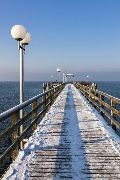 Gerahmter Druck : Pier in Wustrow im Winter Gerahmter Druck : Pier in Wustrow im Winter