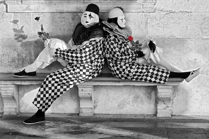 Gerahmter Druck : Pierrot, der auf einem Steinbank sitzt. Gerahmter Druck : Pierrot, der auf einem Steinbank sitzt.