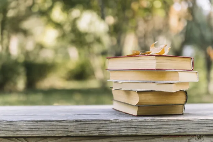 Gerahmter Druck : Bücherstapel auf einem Tisch Gerahmter Druck : Bücherstapel auf einem Tisch