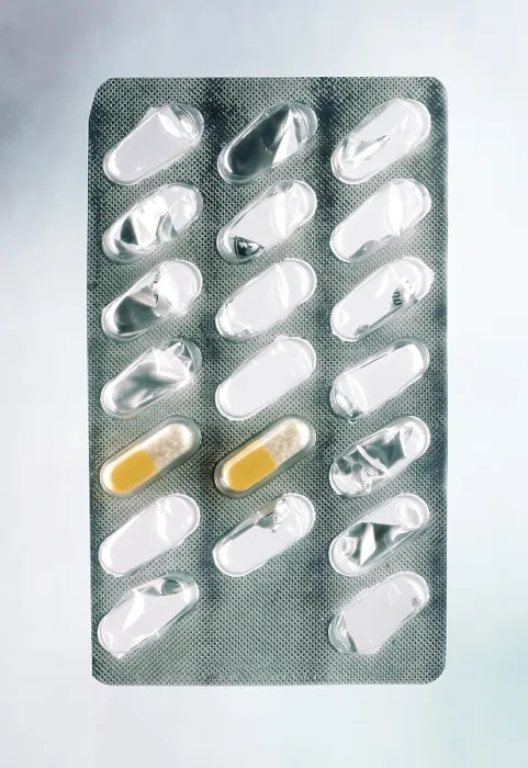 Gerahmter Druck : Pillenkarton, fast leer. Gerahmter Druck : Pillenkarton, fast leer.